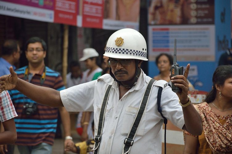 1024px Kolkata Traffic Police Kolkata 2015 10 21 6191